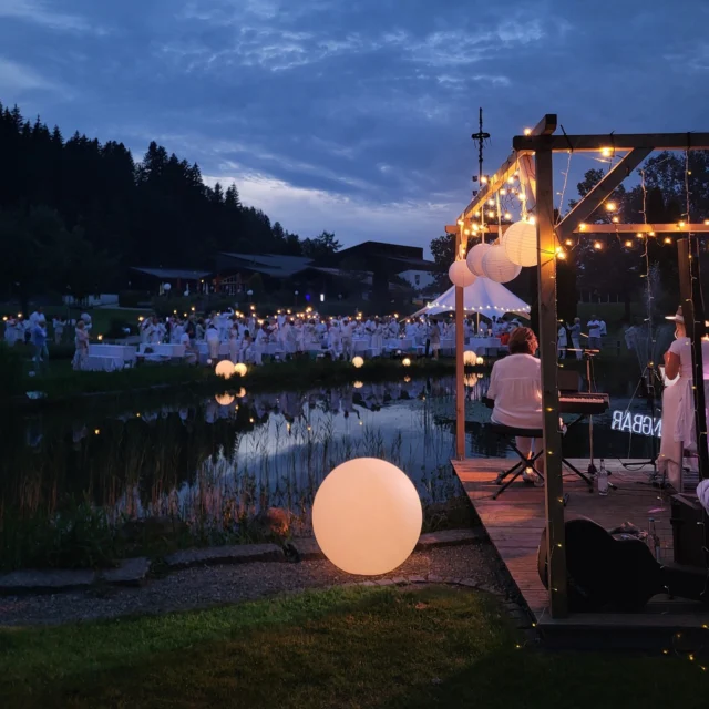 ✨🥂 Picknick in weiß 🥂✨

Letzten Sonntag haben wir beim Picknick in weiß für einzigartige Ambientebeleuchtung  gesorgt. Die Kombination aus einladendem Licht und stimmungsvoller Musik schuf eine bezaubernde Atmosphäre, die den Abend unvergesslich machte. Der krönende Abschluss was der Moment, als die Gäste ein Meer aus Wunderkerzen entfachten - ein wirklich magischer Anblick. 
.
Euer bestvent-Team
👉 Link in der Bio 👈
.
Ihr wollt noch mehr erfahren oder habt Interesse? Dann schaut auf unserer Homepage vorbei oder schreibt uns eine E-Mail an info@bestvent.de. Wir freuen uns auf eure Anfragen!
.
#light #sound #stage #video #flexible #bestvent #bestventgroup #bestventfs #veranstaltungstechnik #messebau #immenstadt #allgäu #picknickinweiß #lichtermeer #ambientebeleuchtung #magischerabend #sommerevent