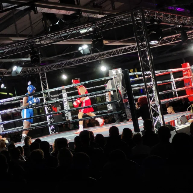🥊 KEMPTEN BOXT "Junge Sterne" 🥊

Am vergangenen Wochenende fand wieder das Event: KEMPTEN BOXT "Junge Sterne", in der Markthalle am Königsplatz, statt.

Ein Wochenende voller Spannung und sportlichen Höhepunkten. Wir sind froh ein Teil davon gewesen zu sein und freuen uns schon auf das nächste mal. 🤘
.
Euer bestvent-Team 
👉 Link in der Bio 👈
.
Ihr wollt noch mehr erfahren oder habt Interesse? Dann schaut auf unserer Homepage vorbei oder schreibt uns eine E-Mail an info@bestvent.de. Wir freuen uns auf eure Anfragen!
.
#light #sound #stage #video #flexible #bestvent #bestventgroup #bestventfs #veranstaltungstechnik #messebau #immenstadt #allgäu #jungesterne #kempten #boxen #sportevent