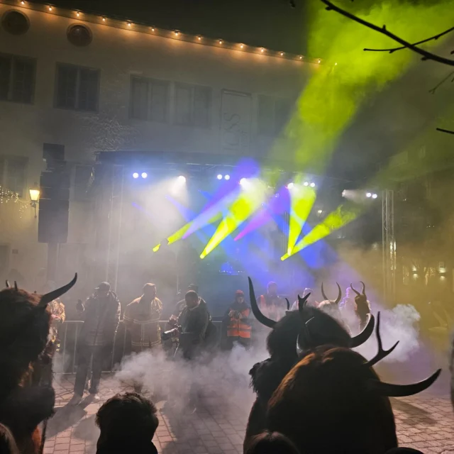 🧨 Brauchtumsnacht Immenstadt 2024 🧨

Wir durften die Brauchtumsnacht 2024 mit unserer mobilen Bühne sowie Licht- und Tontechnik begleiten. Tradition trifft auf moderne Inszenierung, mit beeindruckender Pyrotechnik, Lichtshow und klarem Sound haben wir die Highlights der Nacht perfekt in Szene gesetzt. 

Danke an alle, die dabei waren und diesen unvergesslichen Abend mitgestaltet haben. ☺️
.
Euer bestvent-Team
👉 Link in der Bio 👈
.
Ihr wollt noch mehr erfahren oder habt Interesse? Dann schaut auf unserer Homepage vorbei oder schreibt uns eine E-Mail an info@bestvent.de. Wir freuen uns auf eure Anfragen!
.
#light #sound #stage #video  #flexible #bestvent #bestventgroup #bestventfs #veranstaltungstechnik #messebau #immenstadt #allgäu #Eventtechnik #tradition #brauchtum #party #pyrotechnik